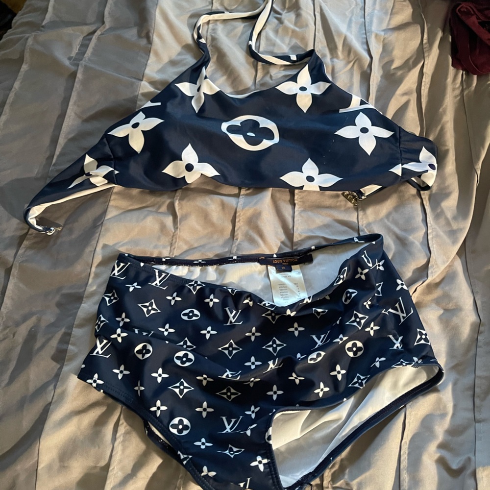 Lv bathing suit like new